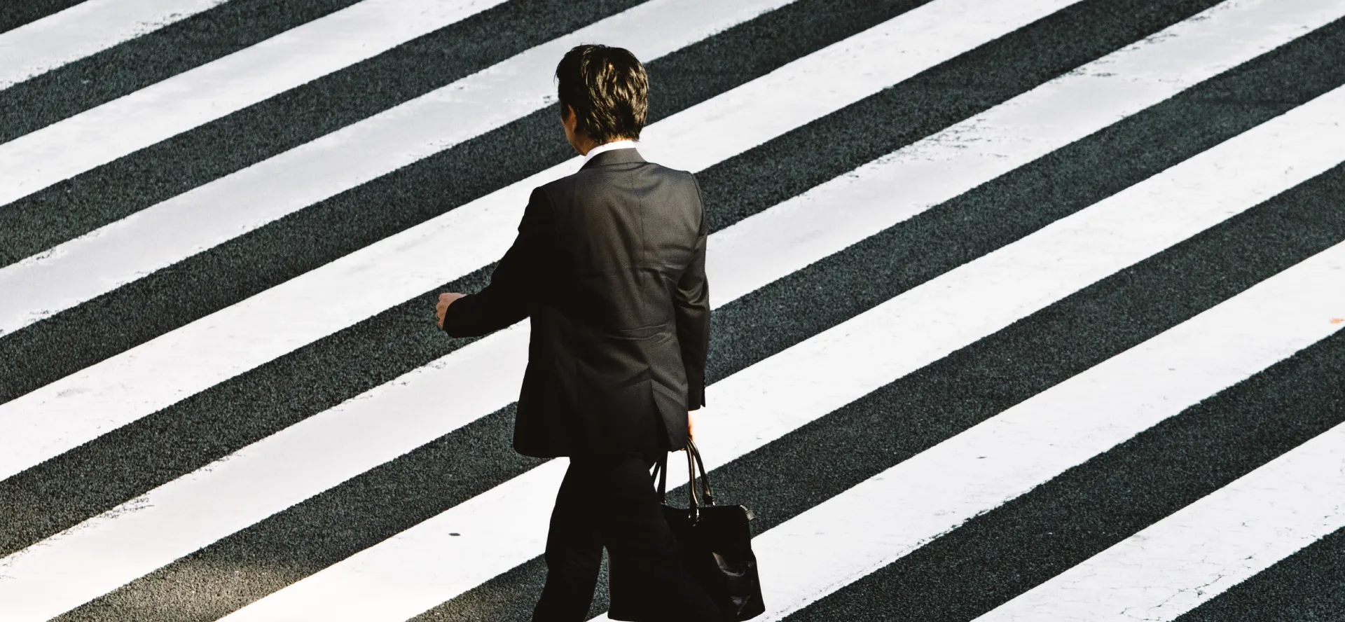 Homme traversant un passage piéton